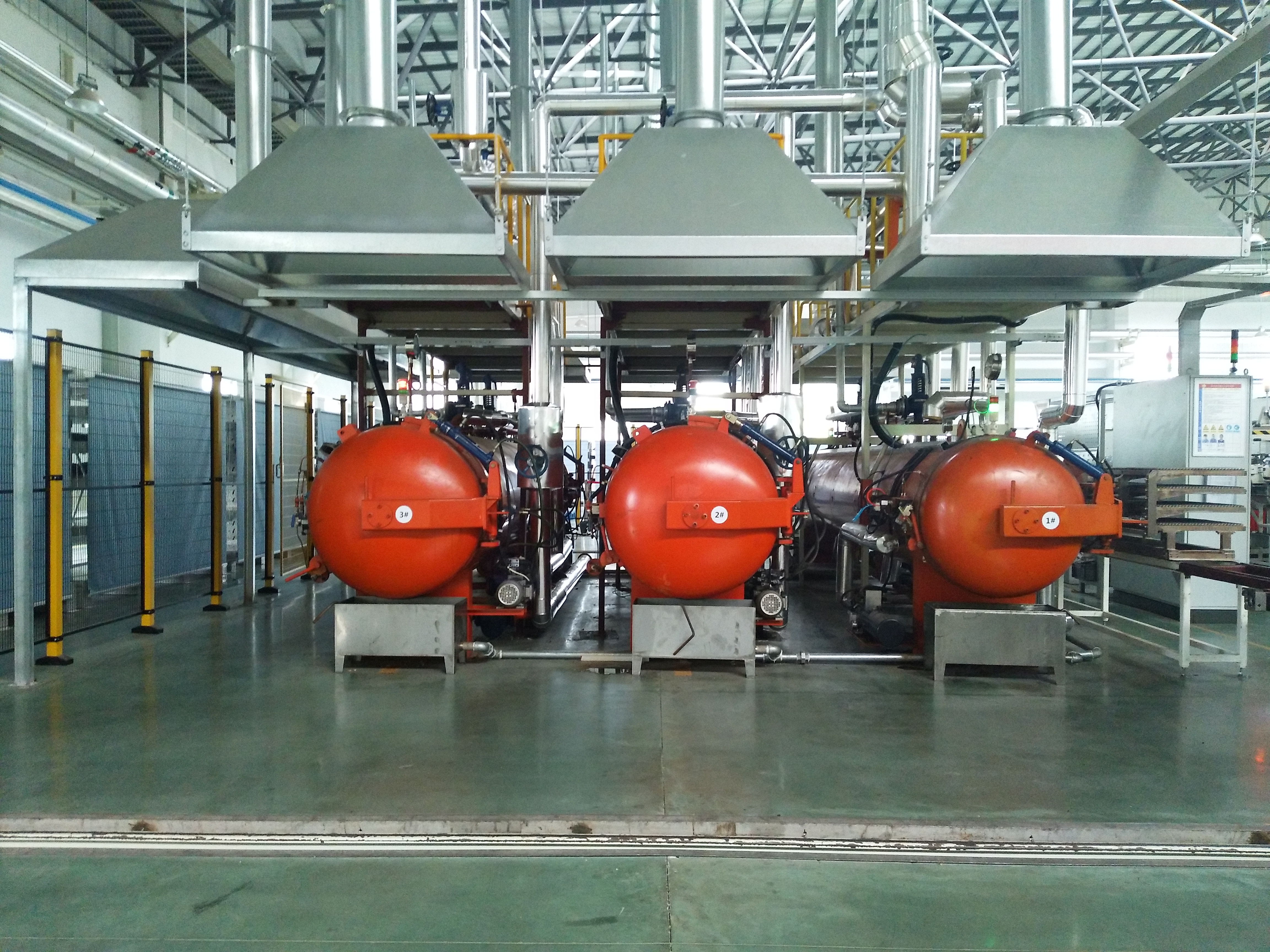 北京橡塑產品廠膠管加工車間蒸汽硫化罐使用現場